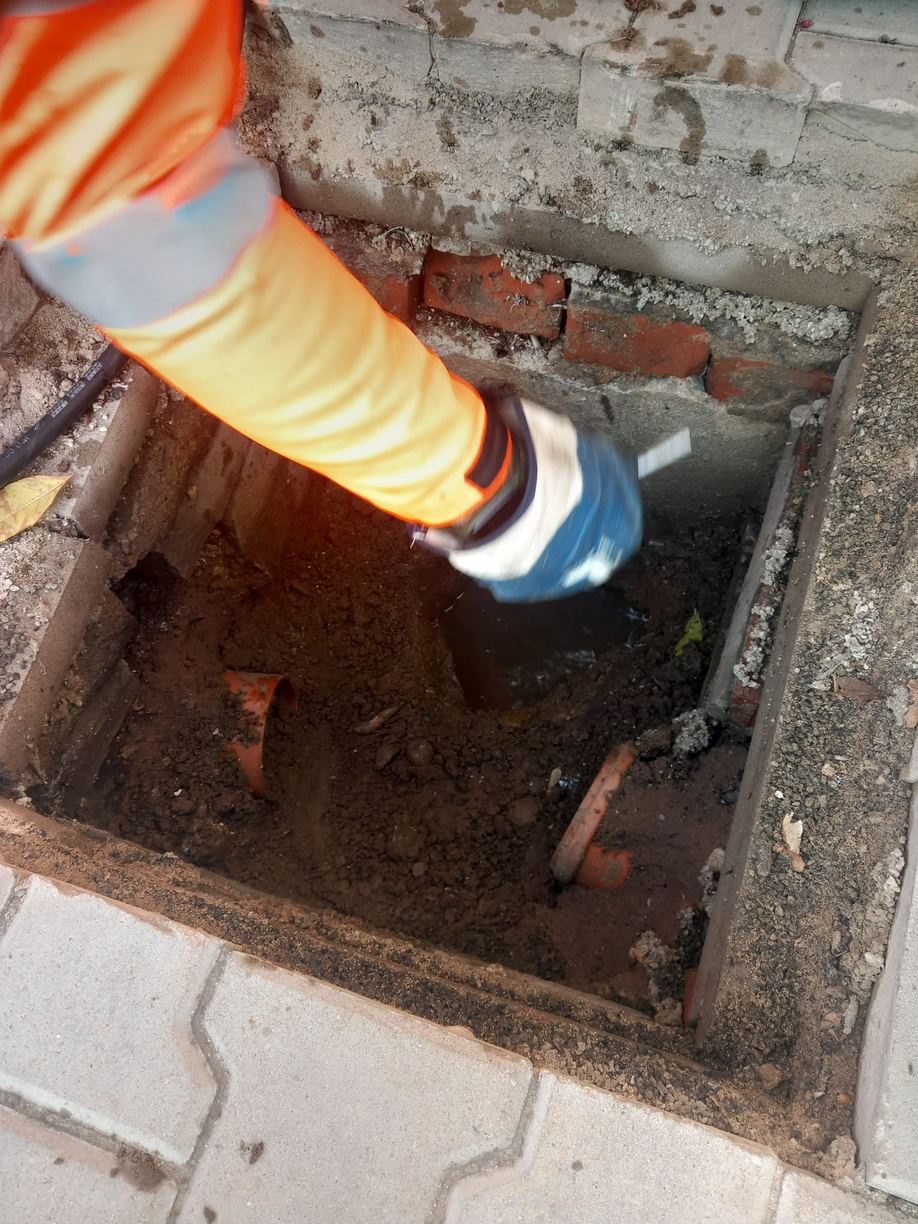 Ruční čištění revizní šachty od sedimentů